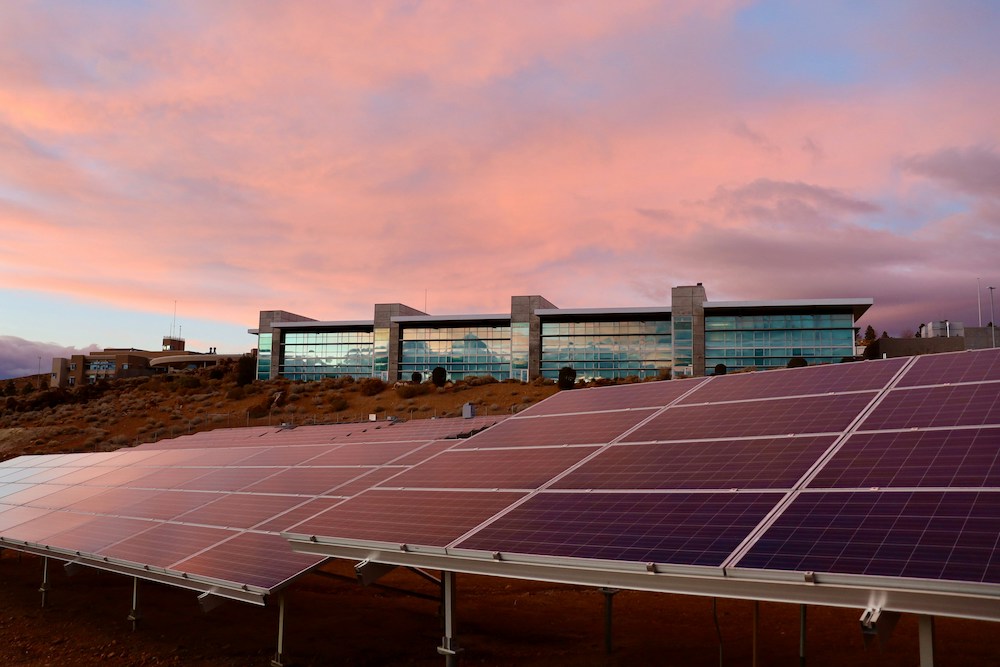 cómo cargar un coche con paneles solares