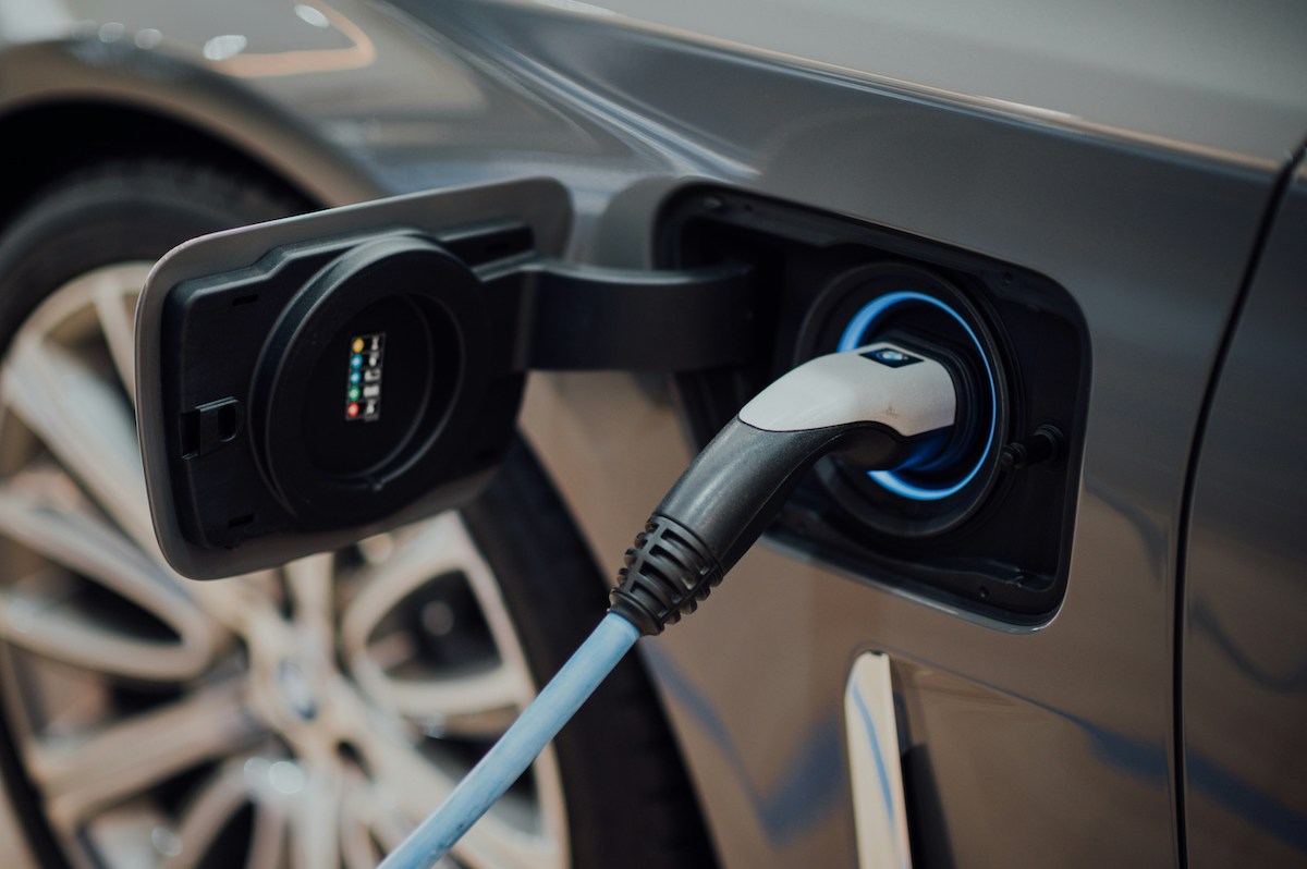 cuántas placas solares necesitas para cargar tu coche