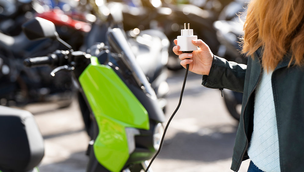 cargar-una-moto-electrica